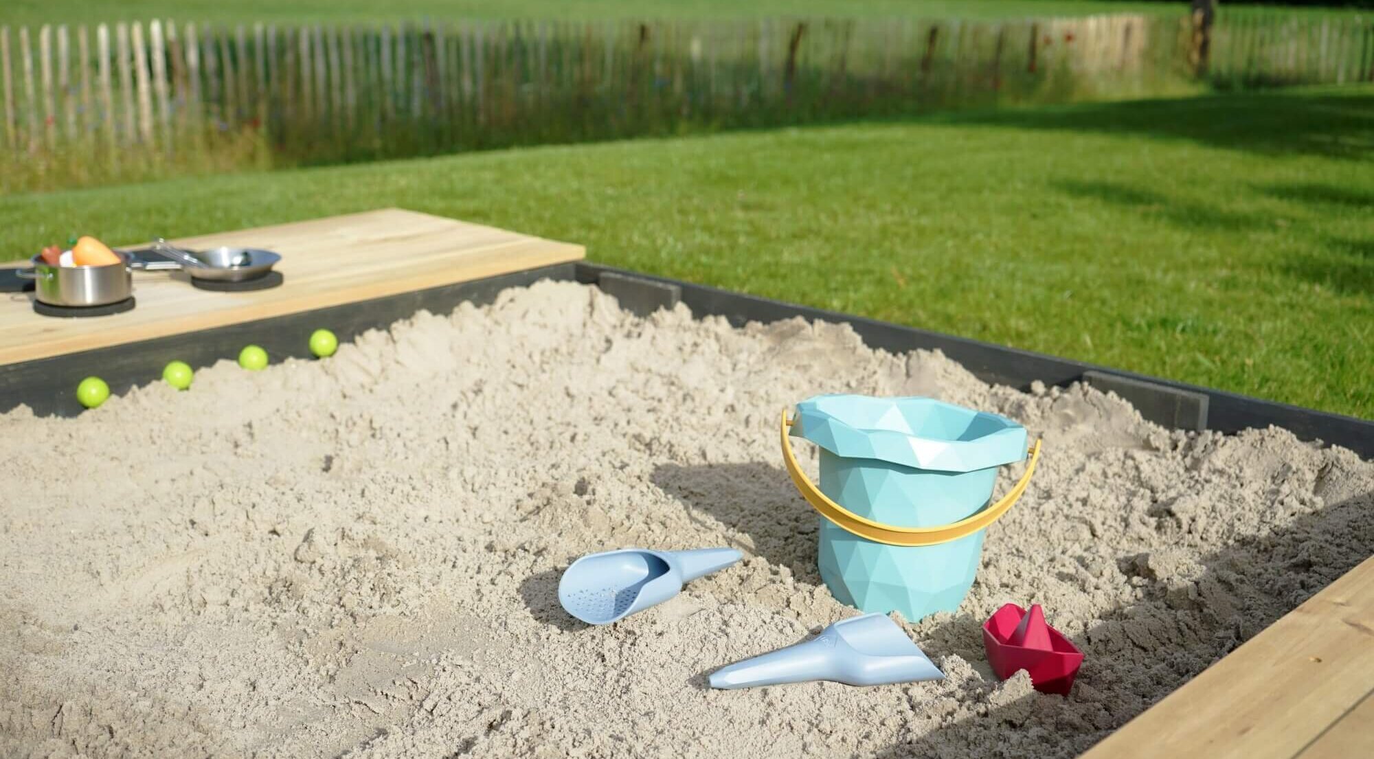 Sandkasten Sand regelmäßig reinigen - Schöne Sandkästen kaufen auf spiel-preis.de