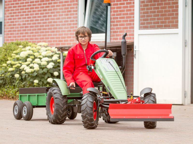 Gartenarbeit mit Kinder - mit Traktor gut ausgerüstet - Beratung bei gokart-profi.de
