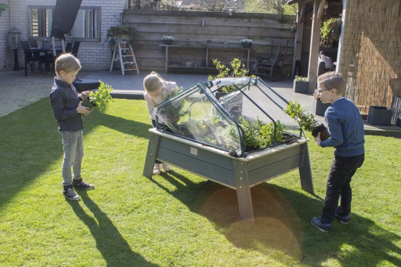 Gartenarbeit mit Kindern - wir empfehlen ein Hochbeet anzuschaffen - erhältlich bei spiel-preis.de