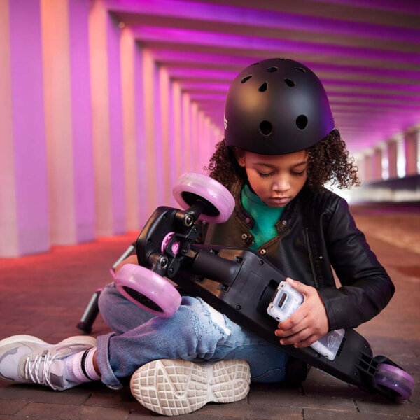Für den Fall der Fälle schützt ein Helm auf dem Kopf Kinder beim Tretroller fahren - RATGEBER gokart-profi.de