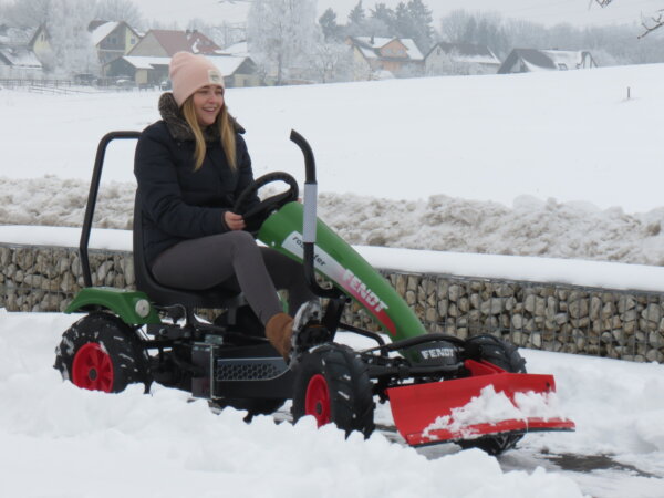 Gokart im Winter - auch Gokart Traktoren sind ideal für Fahrten auf Schnee - gokart-profi.de