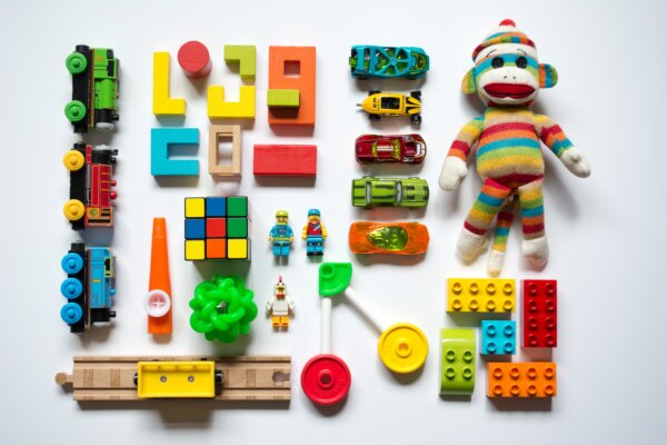 Spielsachen nach Farben sortieren oder nach Größe - eine super Übung für den Schulanfang - RATGEBER gokart-profi.de