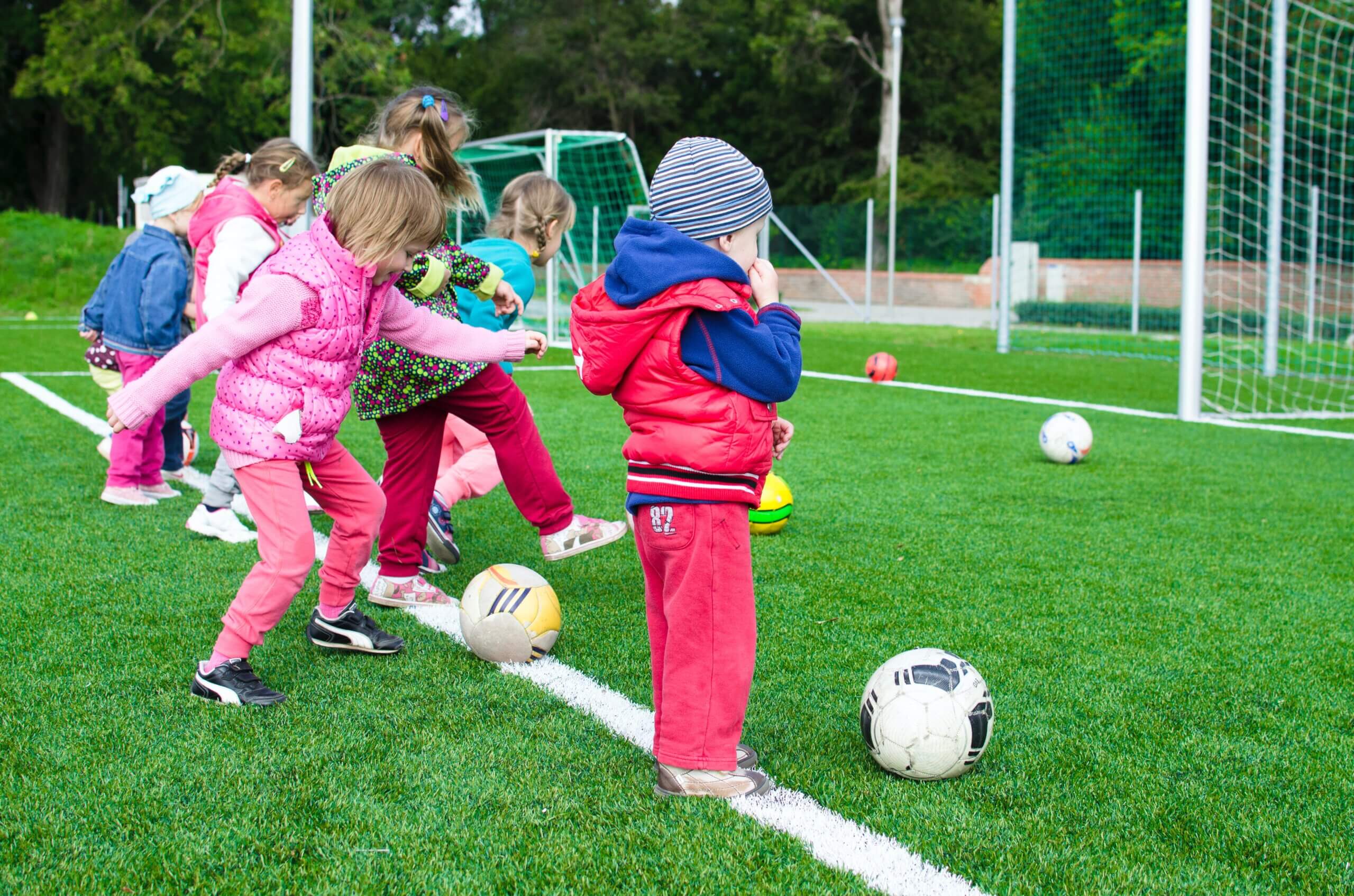 Fußball spielen fördert die Motorik bei Kindern - Ratgeber gokart-profi.de