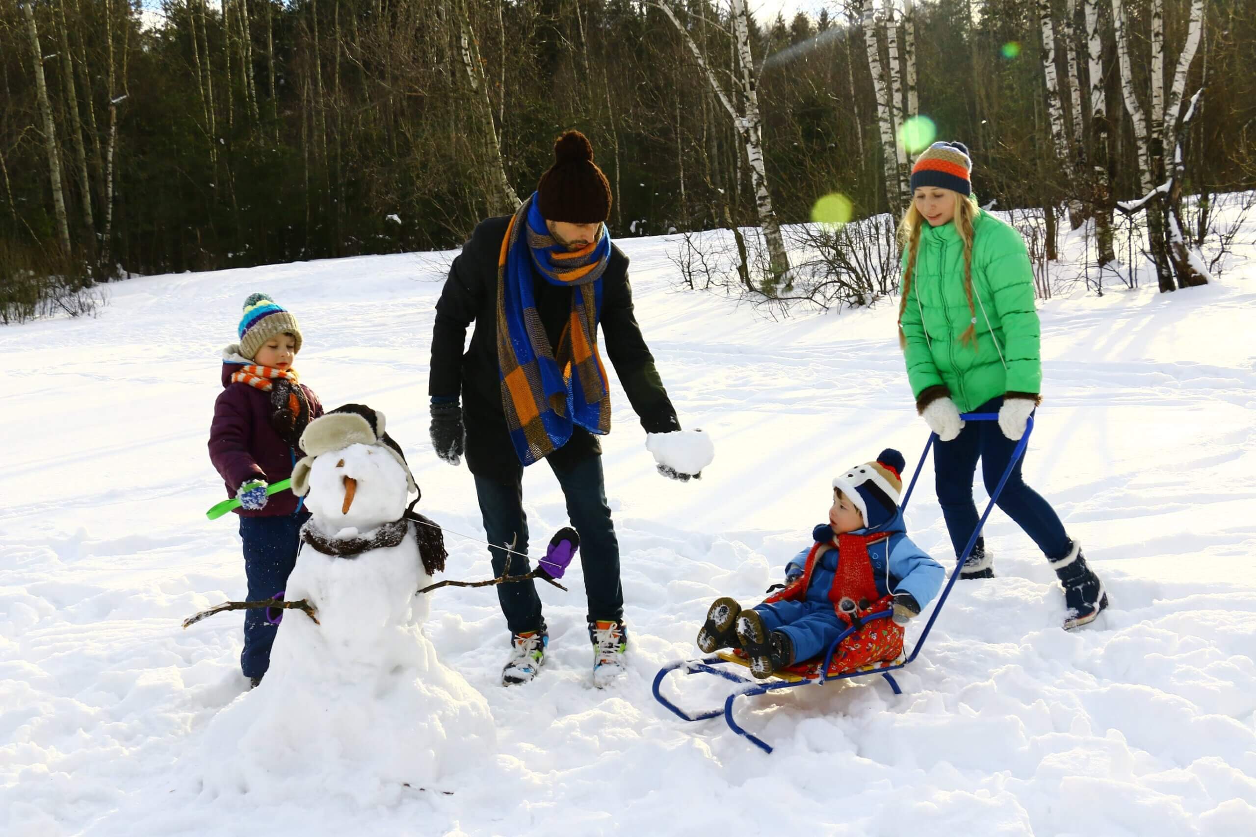 Aktivitäten für Kinder im Freien an Weihnachten - Schneemann bauen ist eine schöne Familienaktivität - Ratgeber gokart-profi.de