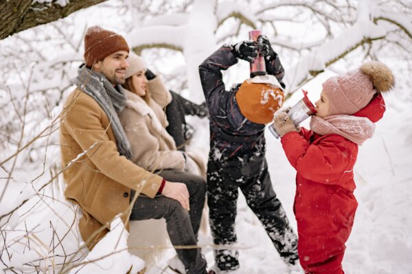 Richtig angezogen können Kinder auch bei Winterwetter draußen spielen - Ratgeber gokart-profi.de